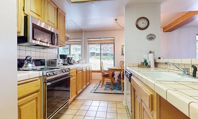 Mammoth Lakes Condominio | Silver Bear 18 Walk to Canyon Lodge, Cozy, Underground Parking by RedAwning
