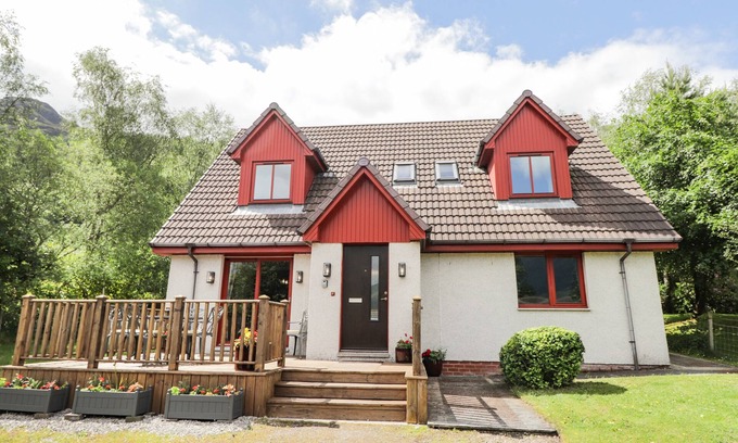 Ratagan Cabaña | SILVER BIRCH LODGE, pet friendly, character holiday cottage in Dornie