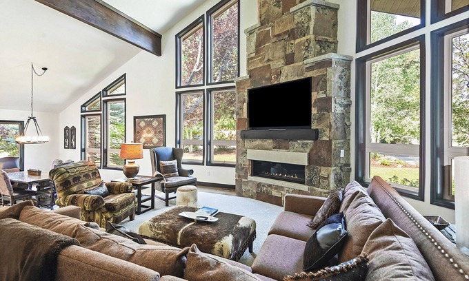 South Snyderville Basin Casa | Silver Spring Stunner! - 4 bdrm + hot tub