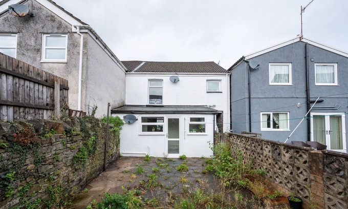 Abercwmboi Casa | Silver Street by Tŷ SA