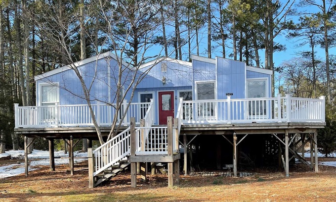 Piney Island Casa | Silver Thatch -4BR home , enclosed sun porch. Close to the beach. NO LINENS