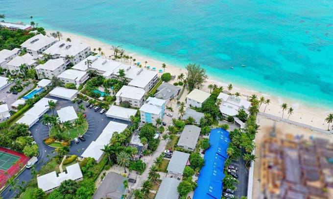 Seven Mile Beach Apartamento | Silver Thatch House – Luxe Cayman Islands Beach Stay Near Dining & Shops