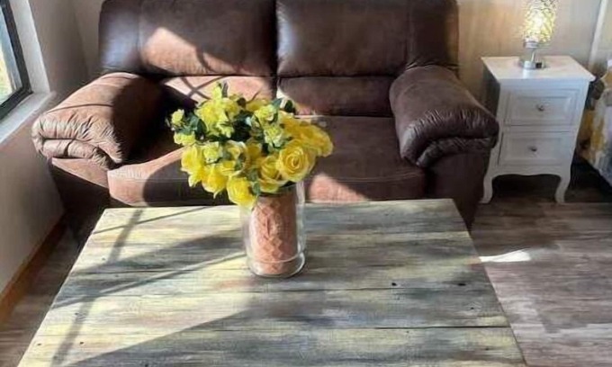 Johnson City Cabina | SilverDollar Winery Yellow Rose