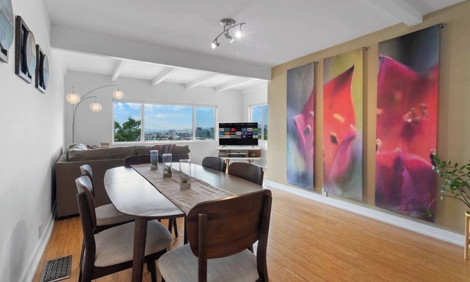 Los Feliz Apartamento | Silverlake stunner w/deck and Hollywood sign views