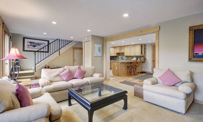 Willow Grove Casa | Silverthorne Escape, Big Views, 1 Car Private Garage