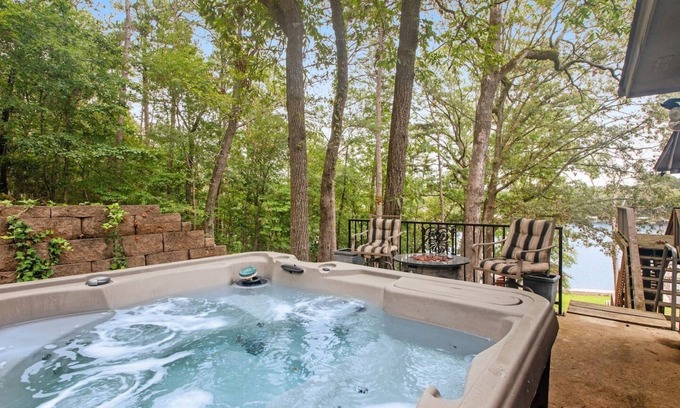 Mid America Casa | Silverwood: 5BR Lake+Hot Tub