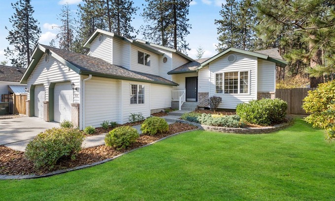 Post Falls Casa | Silverwood CDA Family Getaway Game Room Air Hockey Ping Pong Treehouse Yard AC
