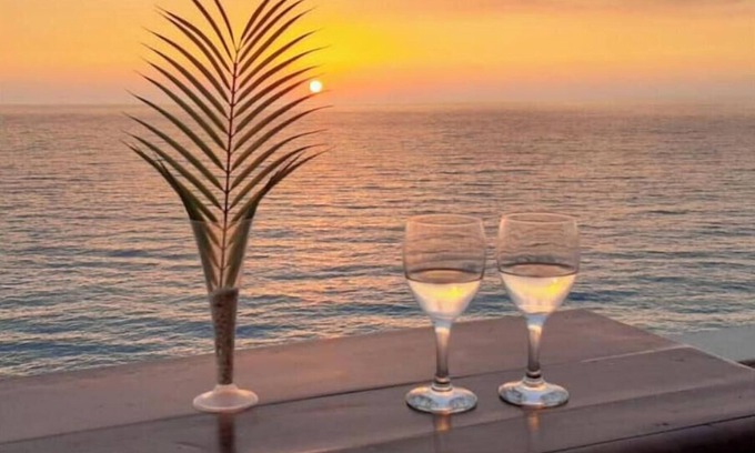 Aamchit Apartamento | Silvia's romantic Byblos beachfront Duplex with an amazing sea view