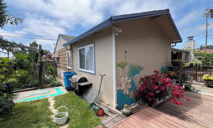 Castro Valley Casa | Simple 3B1B with Laundry, Parking and Yard - 3604