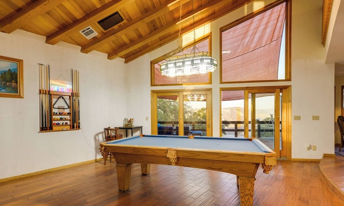 Keene Casa | ‘Simple Life Ranch’ w/ Hot Tub & Sauna in Keene!