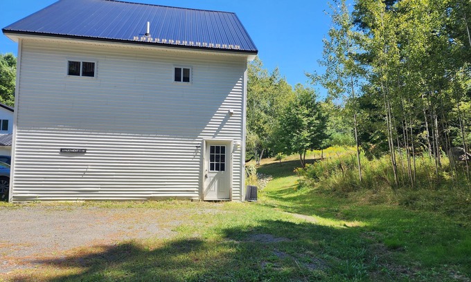 Brewer Apartamento | Simple, pet-friendly 2-bedroom apartment close to downtown and Umaine