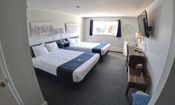 Creston Casa | Simple room with 2 queen beds, full bathroom.