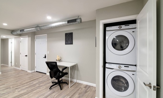 West Arlington Apartamento | Simplistic Retreat Near UTA with AC, WiFi in lovely Arlington