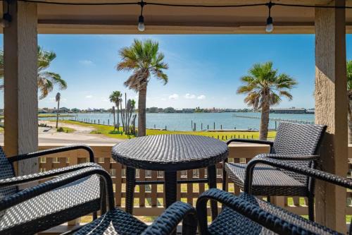 Harbor Oaks Casa | Simply Wonderful Condo with Bayview Private Pier and Pools