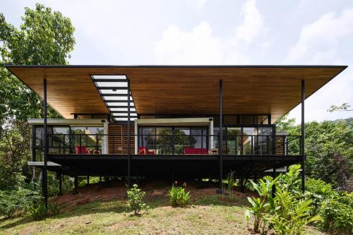 Savegre Casa | Sinfonía Tropical, ocean view, 5 minutes driving to Playa Linda, 15 to Dominical, wifi Starlink