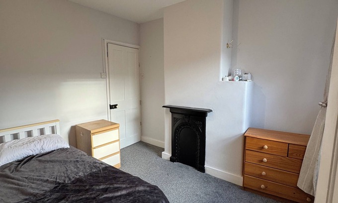 Reading Casa | Single bedroom in shared house with garden view, for short stays only.
