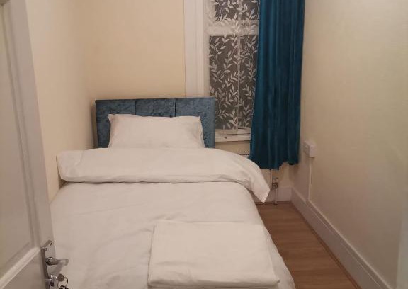 Goodmayes Casa | Single Bedroom near London Seven Kings Train Station