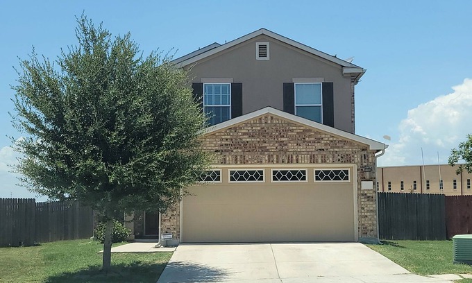 Universal City Casa | Single Family House, minutes away from shopping and Randolph area