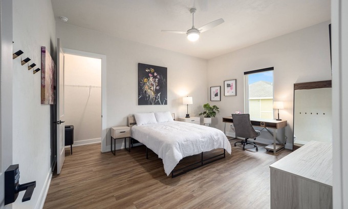 Haile Plantation Apartamento | Single Female S/T Roommate Wanted-Fully Furnished w. Priv. Bath in Haile Village