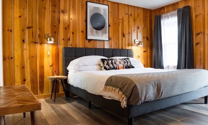 Pagosa Springs Casa | Single King Escape, The Nightingale Motel, Steps from San Juan River Walk