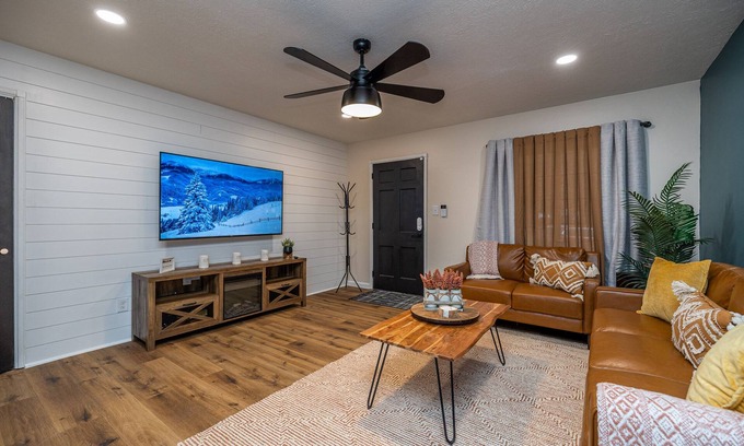 Cleveland Casa | Single level, close to airport, WiFi, pet friendly