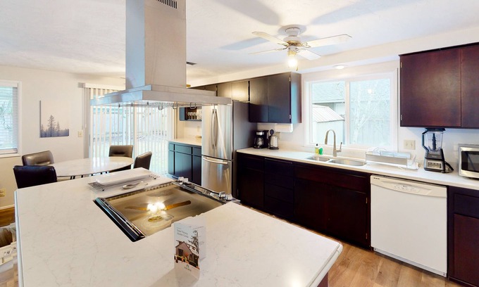 Central Oregon Casa | Single-level home with fenced yard, covered patio & central AC