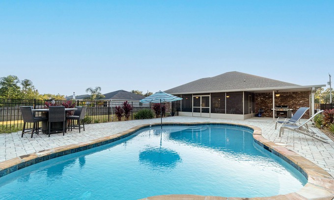 Navarre Casa | Single-level home with pool, enclosed yard, screened lanai, grill & home office