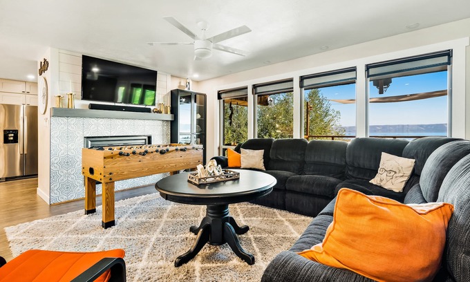 Fish Haven Casa | Single-level, lakefront getaway with mini-bar, furnished deck & mountain views