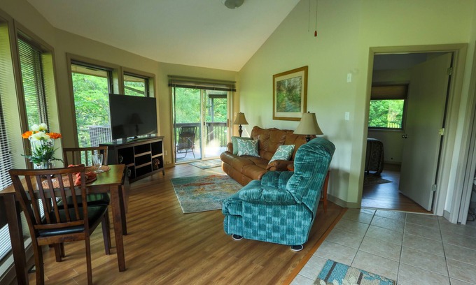 Asheville Cabaña | Pequeña casa unifamiliar redonda con una cama queen, cocina y baño
