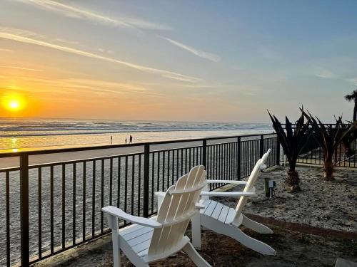 Daytona Beach Apartamento | Single or Double Beach Studio Oceanfront Pool & Tiki