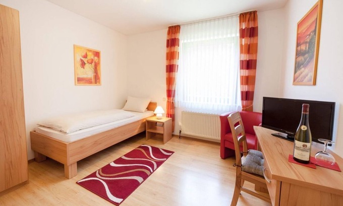 Kueser Plateau Cama Y Desayuno | Habitación individual ducha / WC / TV - Gästehaus Esslinger