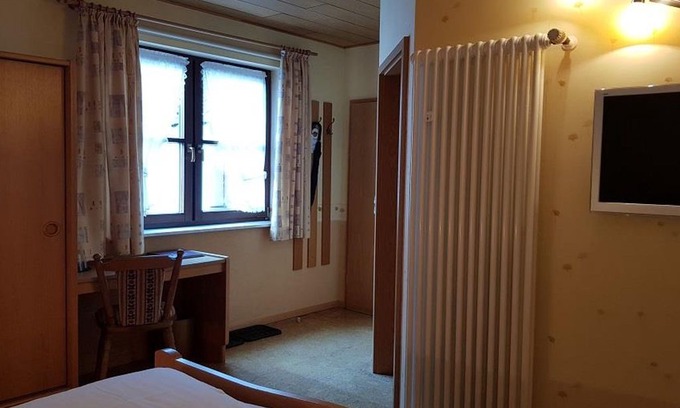 Ockfen Hotel | Single room standard courtyard side with shower / WC - Weinhotel Klostermühle