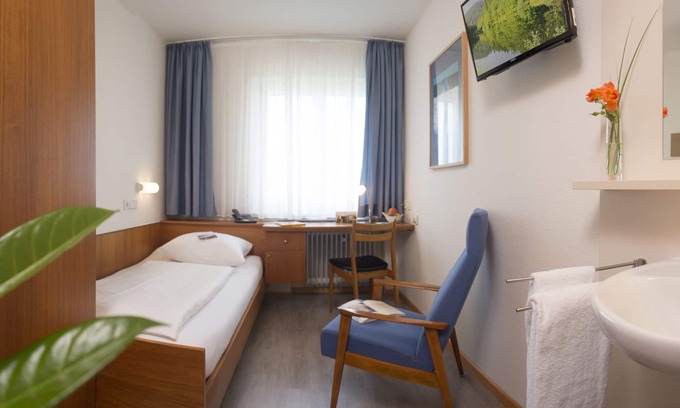 Allensbach Apartamento | Single room with en-suite bathroom/WC Category D