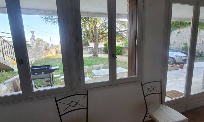 Provins Apartamento | Single-storey apartment, 5 minutes from town center, terrace, south-facing