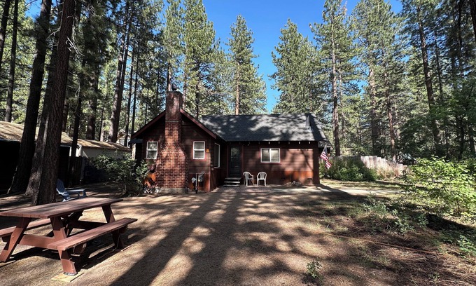 Al Tahoe Cabina | Single story cabin with fast WiFi in flat convenient historic neighborhood.