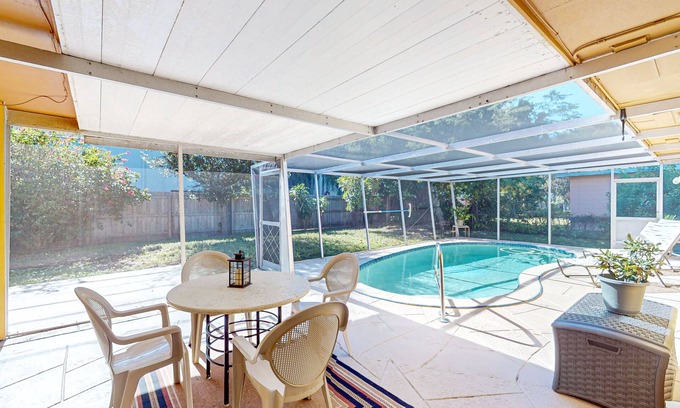 South Pinellas Community Council Casa | Single-story home near beach with heated private pool, enclosed yard-Dogs ok