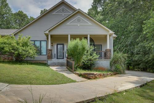 Rockdale County Casa | Single-Story Home about 7 Mi to Old Towne Conyers!