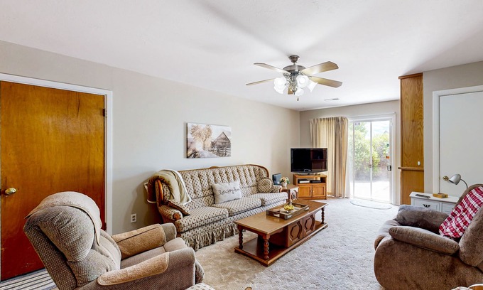 Farmington Casa | Single-story house with patio, central AC, & washer/dryer