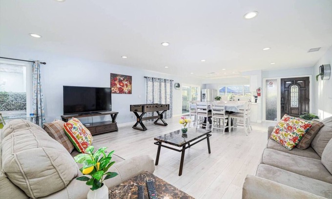 Laguna Niguel Casa | Hermosa casa de una planta con vista a la laguna y aire acondicionado, mesa de piscina, patio privado