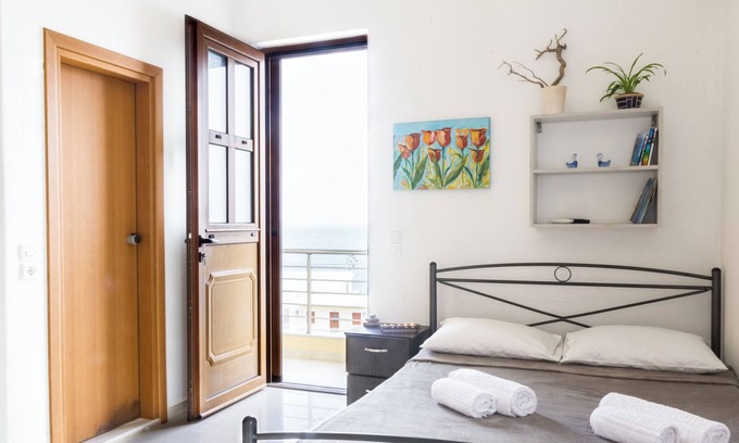 Diafani Apartamento | Single studio with Kitchen, 3 minutes (by foot) to the Beach & Hiking paths.