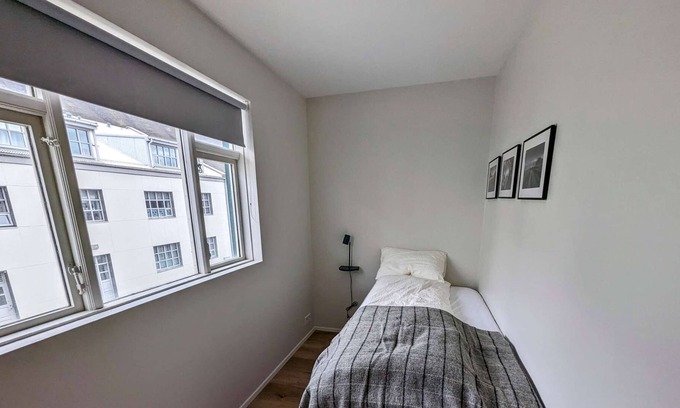 Isafjordur Casa | Single with Private Bathroom @ The Ísafjörður inn