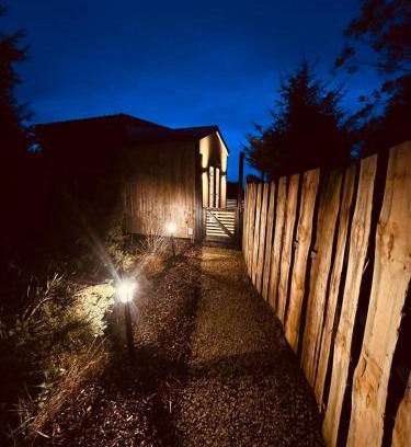 Fivemilebourne Casa | Sionnach Cabin - Private outdoor hot tub - Pet friendly