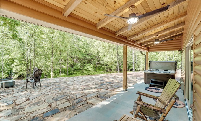 Cleveland Cabina | Sip, Hike & Explore: Sleek Retreat in Cleveland!