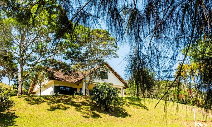Paty do Alferes Cabaña | Sitio en Paty do Alferes, casa grande con 5 dormitorios, piscina y muy verde