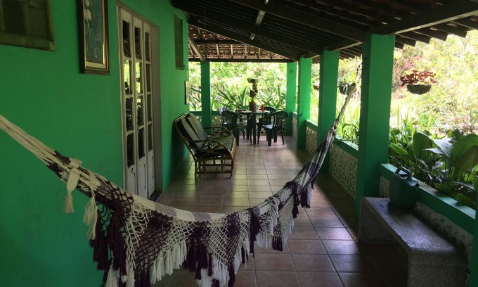 Goiana Casa | Sitio con casa de campo rodeada de vegetación y equipamiento de ocio.