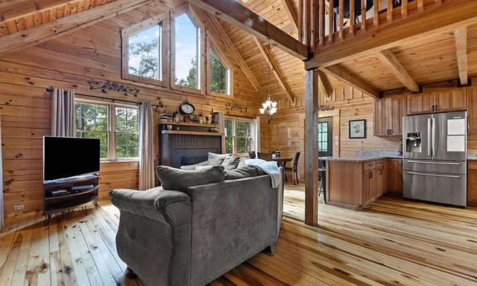 Stanton Cabina | Sits on 8 private Acres, hiking trails at this secluded chalet! Wi-Fi, Hot Tub