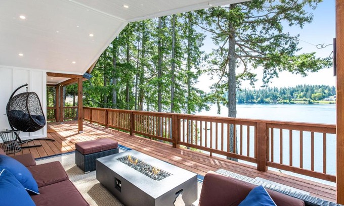 Agate Casa | Sittin' On the Dock