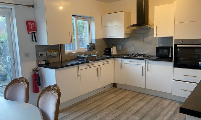 Sittingbourne Casa | Sittingbourne Serenity - Spacious 4-Bed House