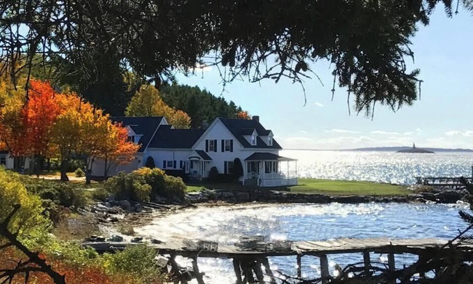 Bailey Island Casa | Situated at the waters edge with picturesque sunset views to Mt Washington.