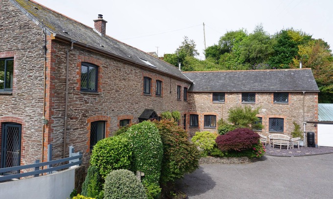Slapton Casa | Situated in a quaint village-walking distance to Slapton Sands Beach & Ley.